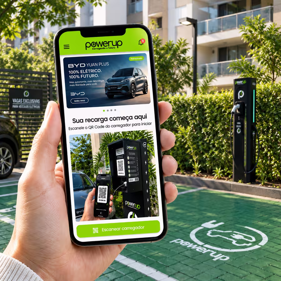 Aplicativo PowerUp aberto no celular, em frente a um carregador instalado em condomínio