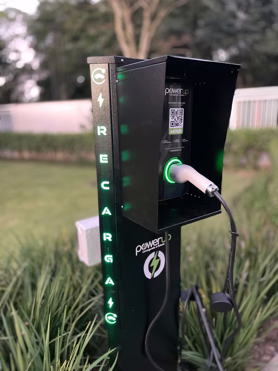 Estação de recarga PowerUp com o conector plugado e o painel iluminado